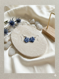 Boucles d'oreilles Fleurs "Porcelaine Marine" en Argile Polymère – Esprit Bohème