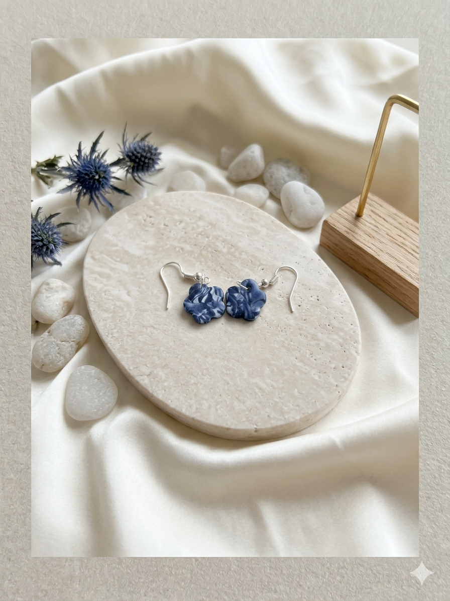 Boucles d'oreilles Fleurs "Porcelaine Marine" en Argile Polymère – Esprit Bohème