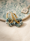 Boucles d'oreilles créoles dorées et fleurs en céramique bleu et vert